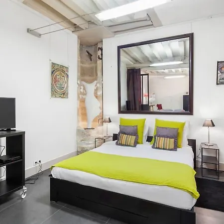 Artist Loft For 4 In Saint-germain-des-pres דירה פריז